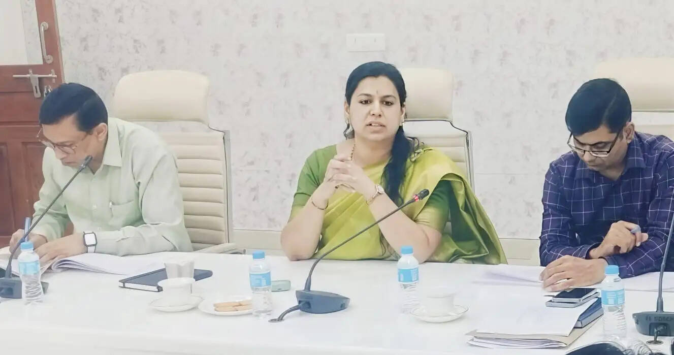 डीजल और पेट्रोल की जिले में कोई कमी नहीं : जिलाधिकारी