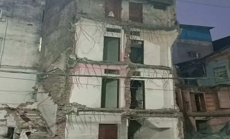मप्र के उज्जैन में भरभराकर गिरा तीन मंजिला मकान, लोगों की सूझबूझ से बचीं कई जानें