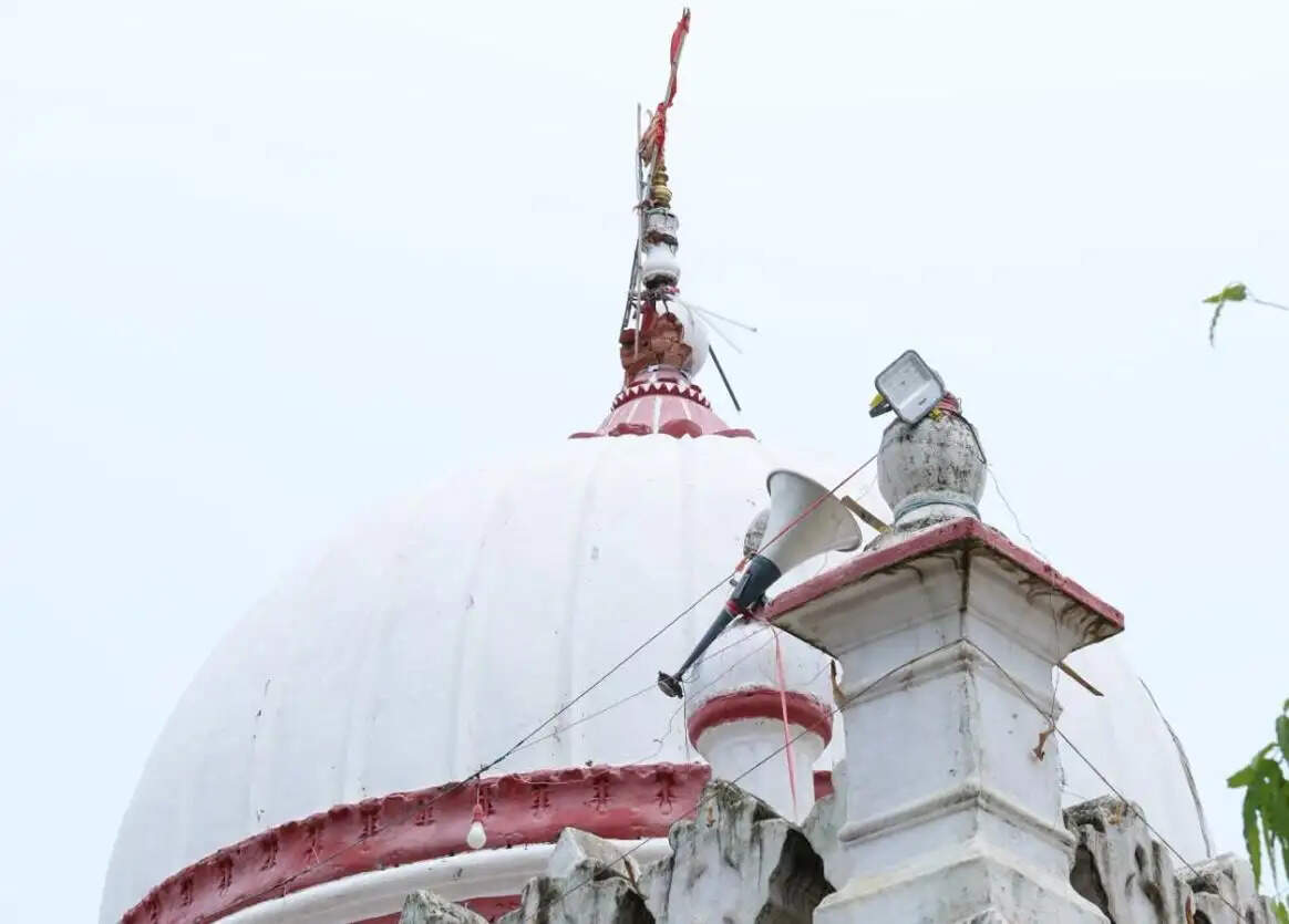 आकाशीय बिजली गिरने से बाबा जनेश्वरनाथ मंदिर का गुंबद क्षतिग्रस्त