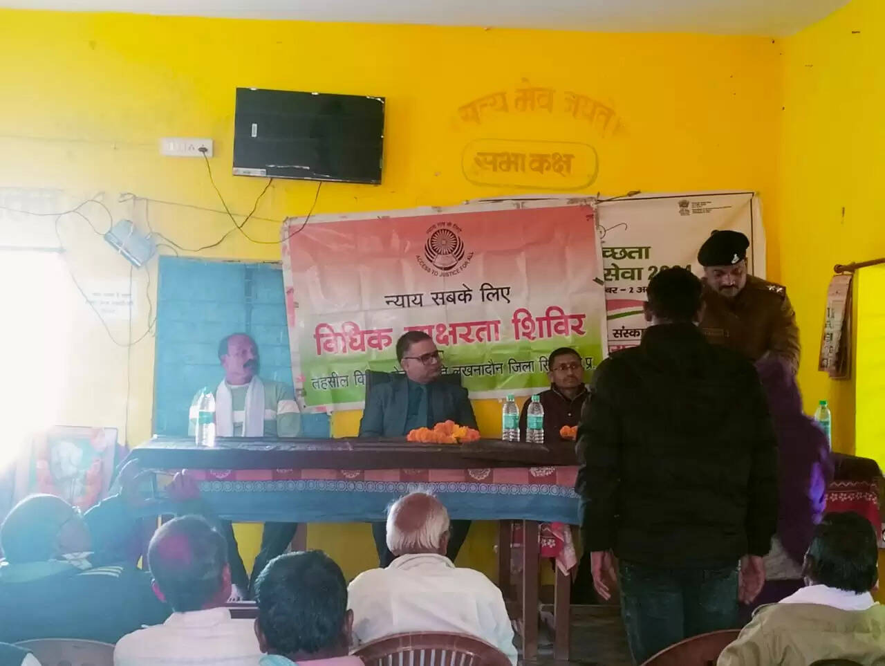 सिवनीः आदेगांव पुलिस एवं न्यायालय द्वारा ग्राम मढ़ी में विधिक साक्षरता शिविर का आयोजन