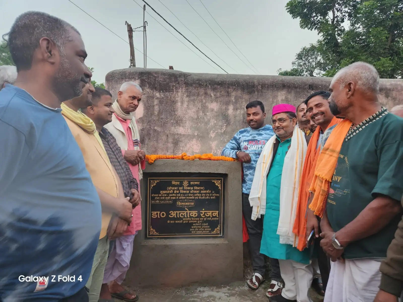 विधायक डॉ आलोक रंजन ने सड़क सोलिंग एवं पीसीसी ढलाई कार्य का शिलान्यास किया