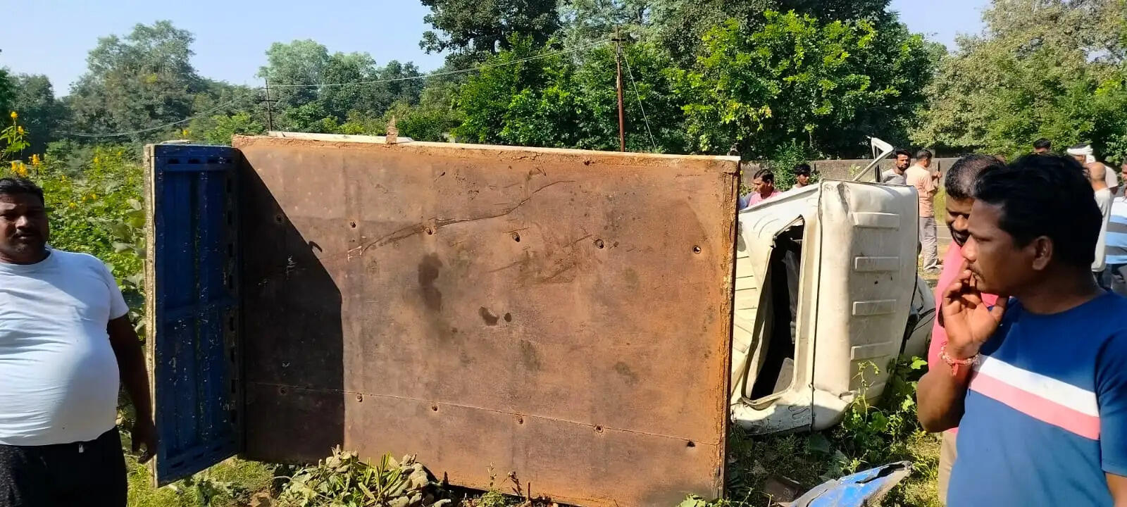 अनूपपुर: बिना फाटक की रेलवे क्रॉसिंग पर ट्रेन से टकराई पिकअप, एक का सिर धड़ से अलग, 6 घायल