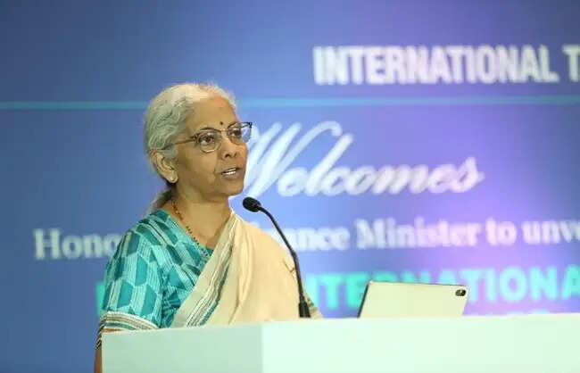 बड़े राष्ट्रीय हितों को प्राथमिकता देते हुए कर नीति पर चर्चा होनी चाहिएः सीतारमण