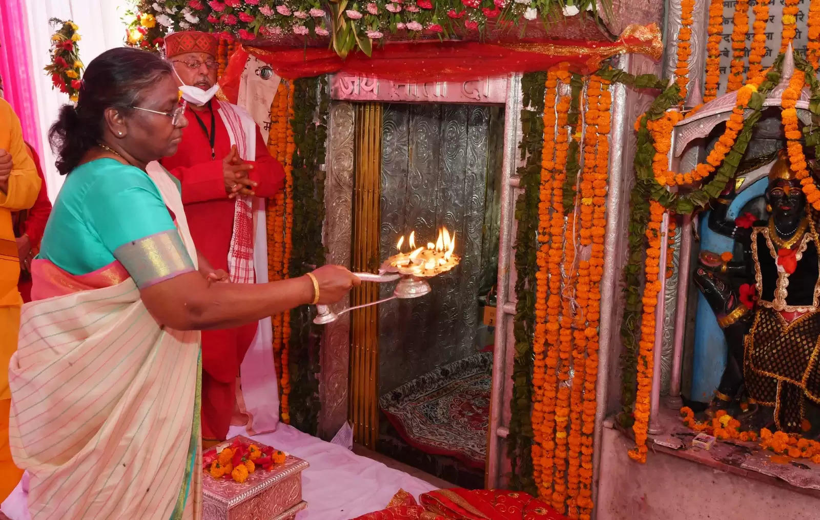 राष्ट्रपति द्रोपदी मुर्मू ने शक्तिपीठ श्री चामुंडा देवी के दर नवाया शीश