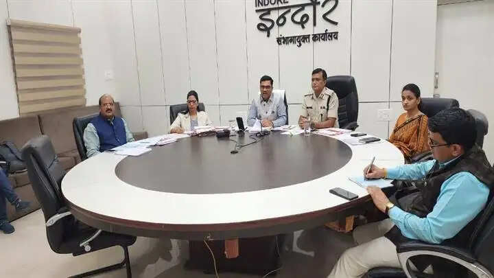 इंदौरः संभाग में सभी त्यौहार आपसी सद्भाव एवं सौहार्द के साथ मनाए जाएंगे, संवेदनशील क्षेत्रों में रहेगी विशेष निगरानी