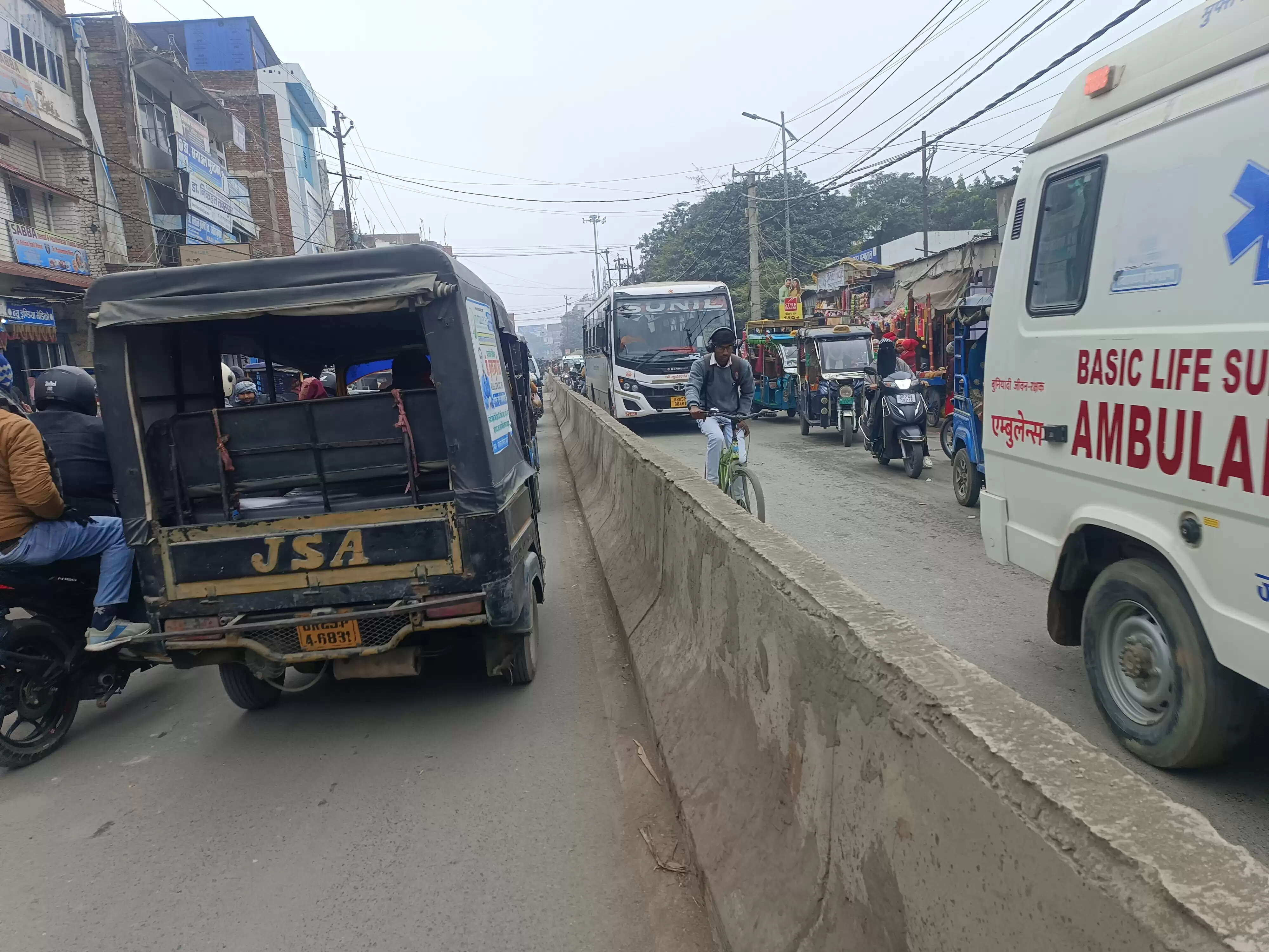 1.10 करोड़ का डिवाइडर, फिर भी जाम : अरार मोड़ से बंजारी चौक चौक तक सड़क किनारे सजी दुकानें