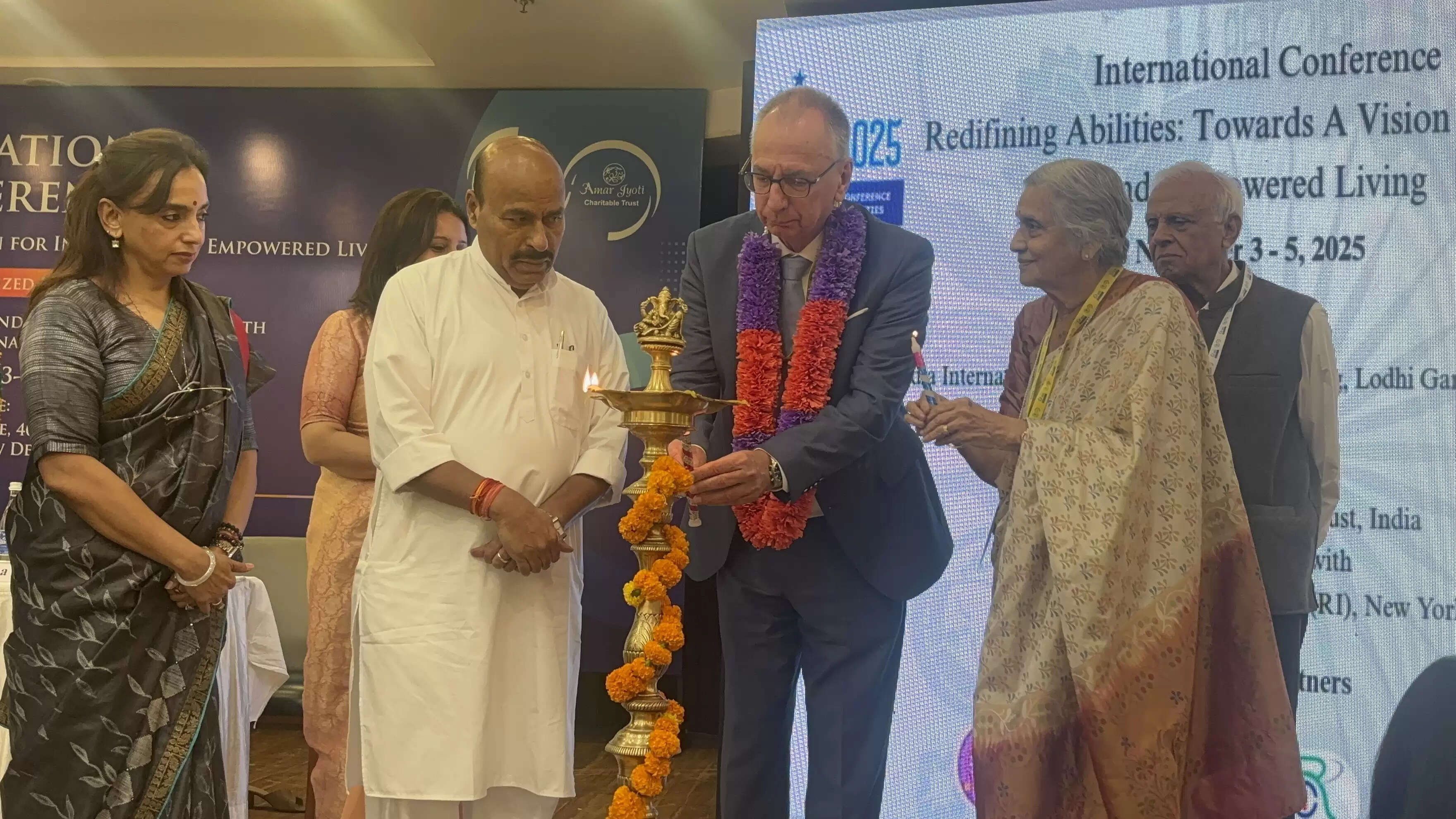 नई शिक्षा नीति और योजनाओं से दिव्यांगजनों को मिल रहा समान अवसर: डॉ. वीरेंद्र कुमार