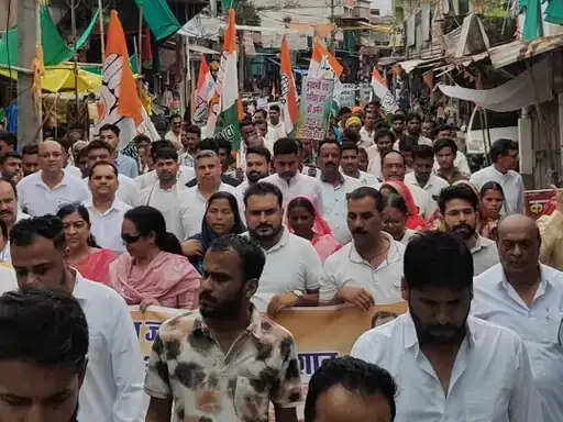 बैतूल में कांग्रेस का तहसील घेराव, प्रदर्शनकारियों पर वाटर कैनन का इस्तेमाल