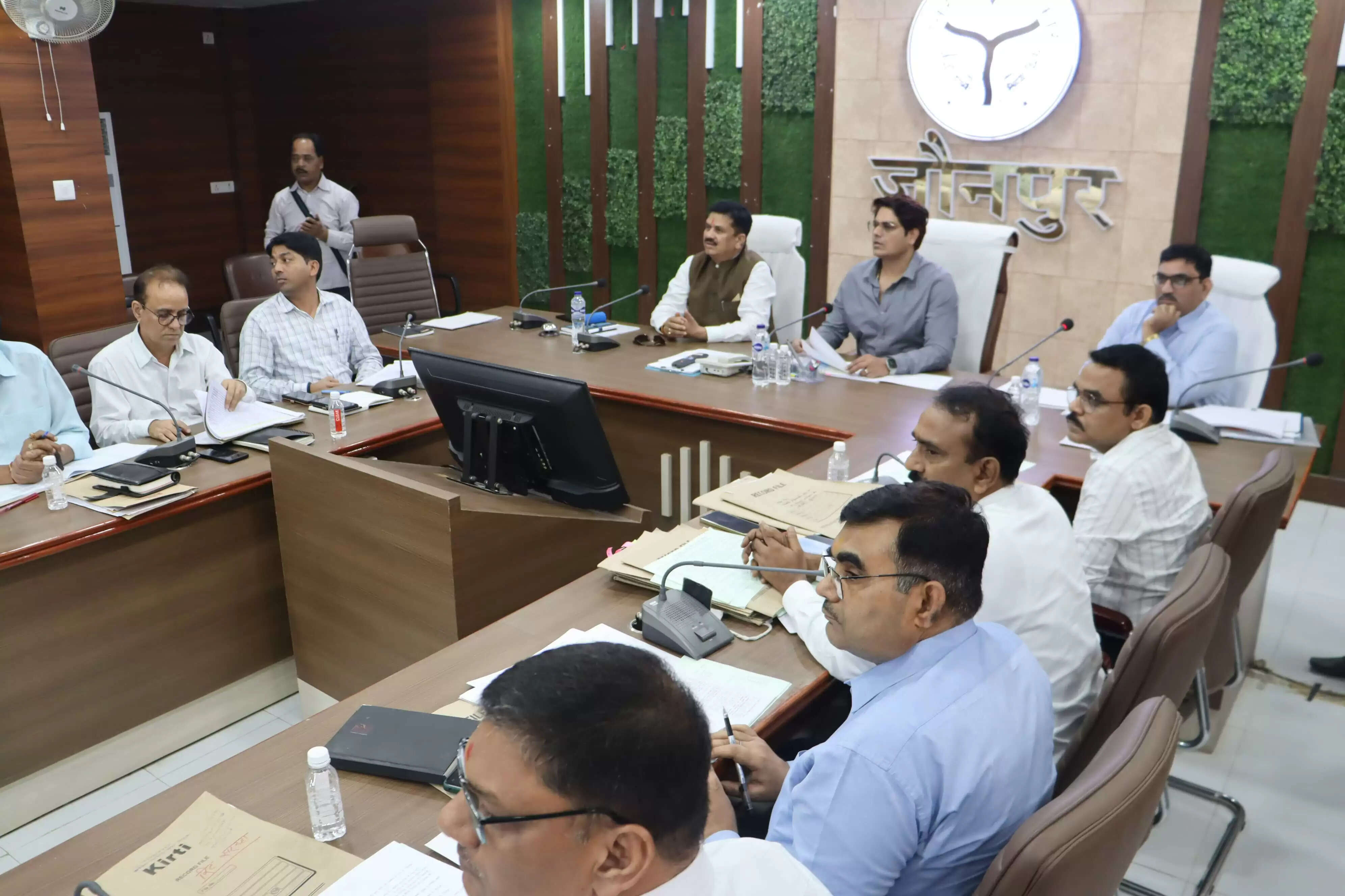 चकबंदी आयुक्त ने समीक्षा&nbsp;कर जताई नाराजगी, दिया दिशा निर्देश&nbsp;