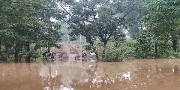 बलरामपुर के कन्हर नदी में बाढ़ से बिगड़े हालात, खुरसा पुलिया जलमग्न, 25 घरों का संपर्क कटा