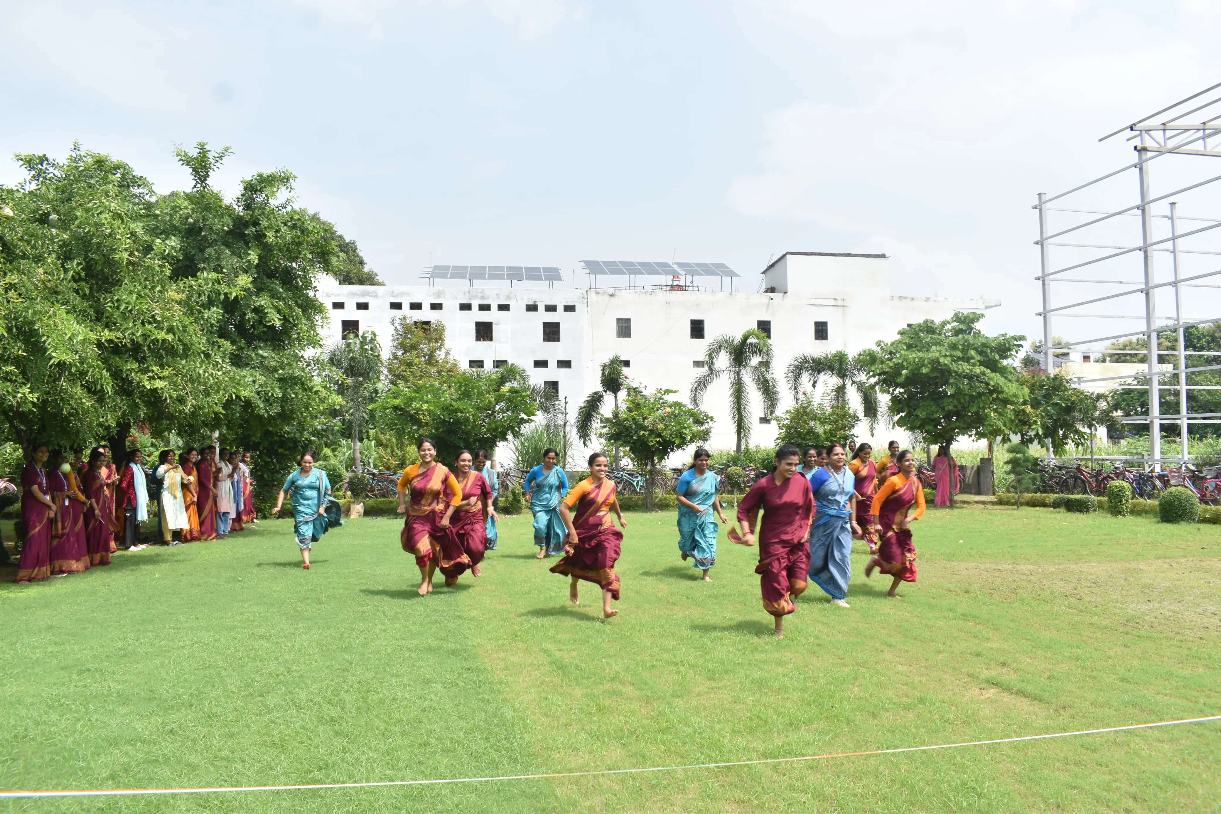 शिक्षक दिवस पर खेल मैदान में जमकर दौड़ीं गुरुजी, 100 मीटर में नंदनी वर्मा ने मारी बाजी