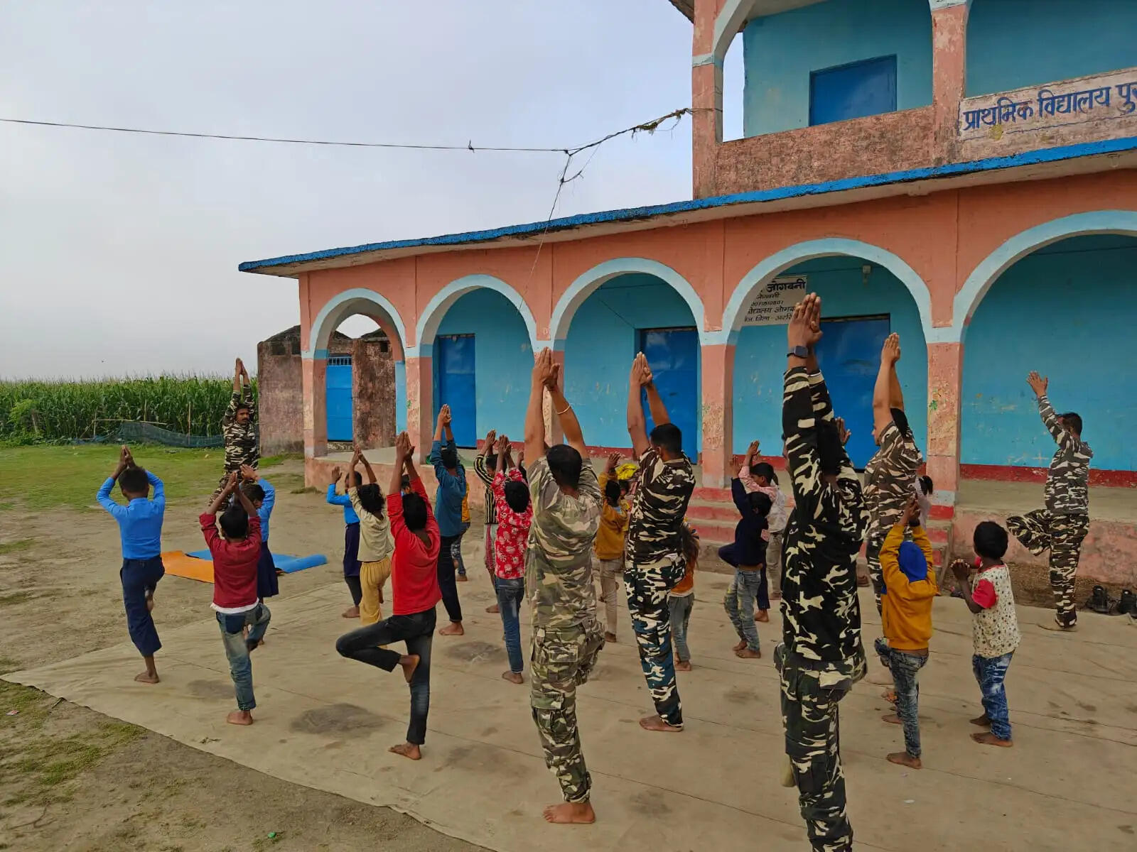 प्राथमिक विद्यालय पुरानी जोगबनी में एसएसबी का योग शिविर