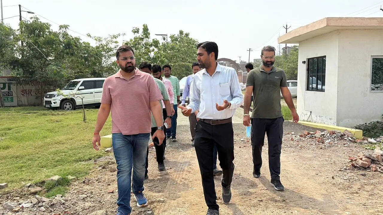 नगर आयुक्त अजय जैन ने चरगावां गारबेज ट्रांसफर स्टेशन का किया निरीक्षण