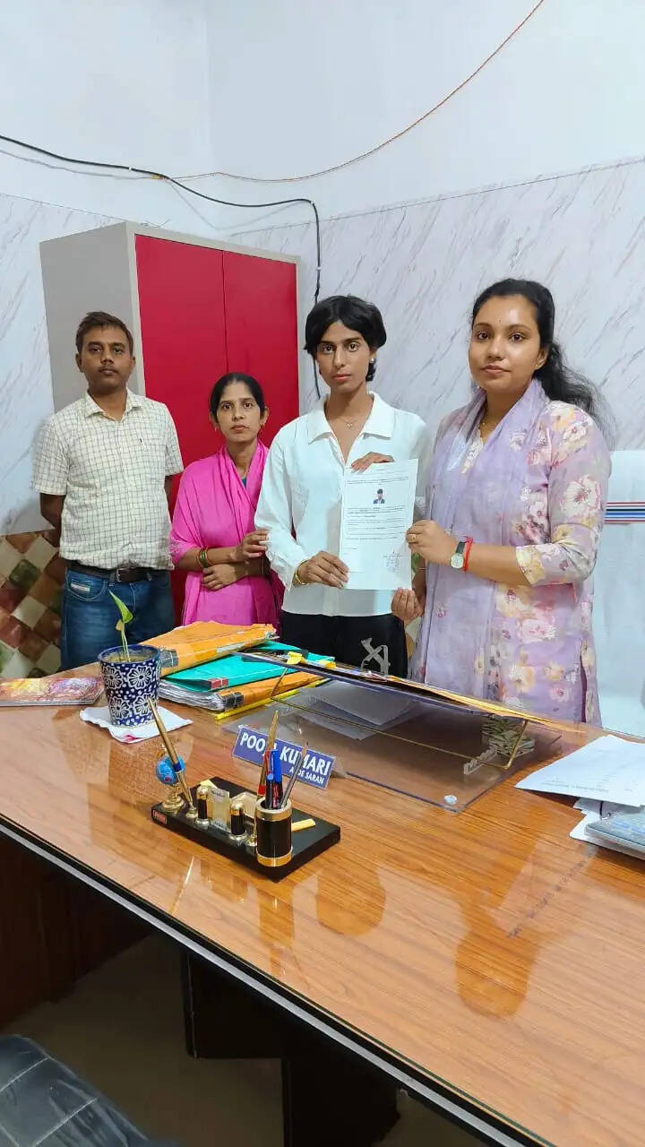 सारण में जिला प्रशासन के पहल से ट्रांसजेंडर व्यक्ति को मिला पहचान पत्र