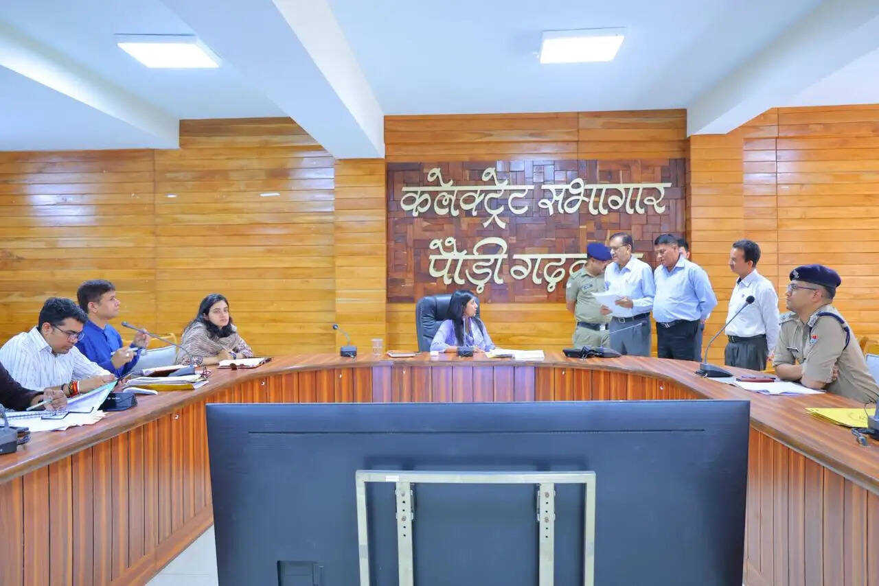 जनता मिलन में डीएम को गिनवाई समस्याएं