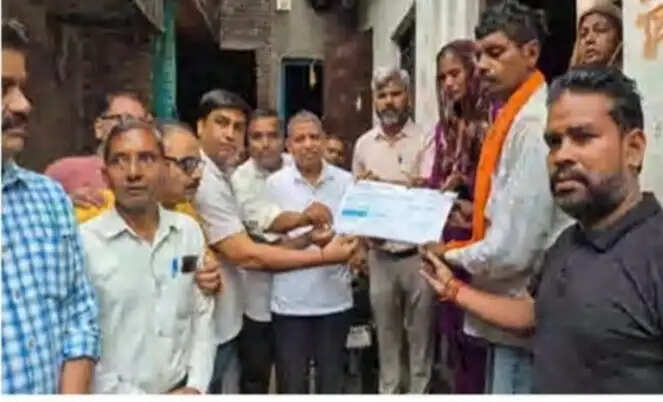 बोरवेल हादसे में मृत वंश के परिवार को विधायक ने दी चार लाख की सरकारी सहायता