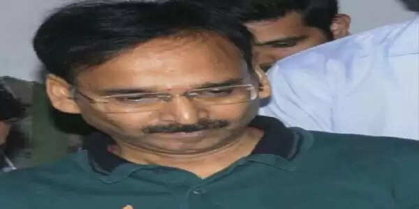 शराब घोटालाः निलंबित आईएएस विनय चौबे के खिलाफ चलेगा आय से अधिक संपत्ति का मामला