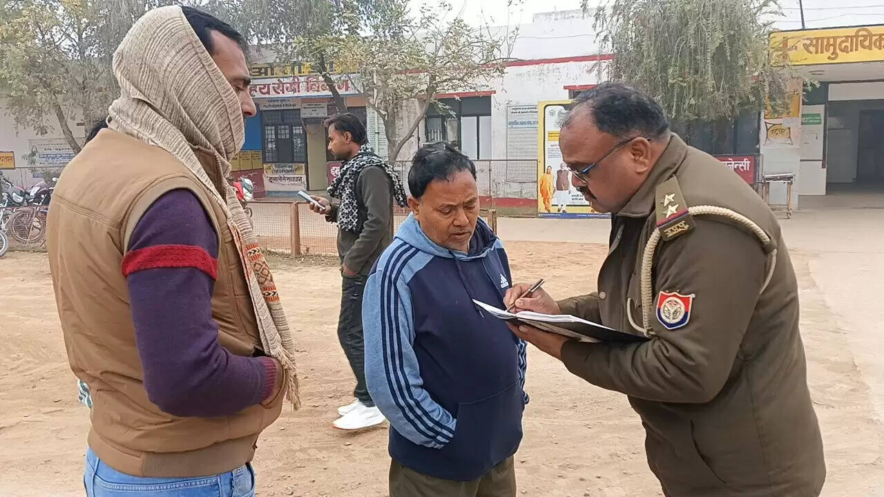 तीर्थ यात्रियों से भरी मिनी बस कुहरे के चलते ट्रक से टकराई, दो महिलाओं की मौत