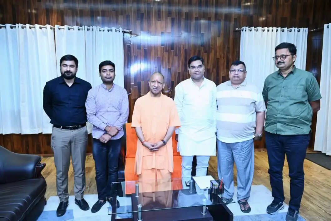 मुख्यमंत्री योगी से गोरखपुर के व्यापारियों और गोरक्ष एंक्लेव के निवासियों ने की मुलाकात
