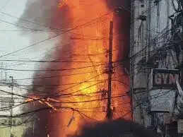 भोपाल के&nbsp;एमपी नगर&nbsp;में ट्रांसफॉर्मर ब्लास्ट, फॉर्च्यूनर बनी आग का गोला, बिल्डिंग में धुआं भरने से मची अफरा-तफरी