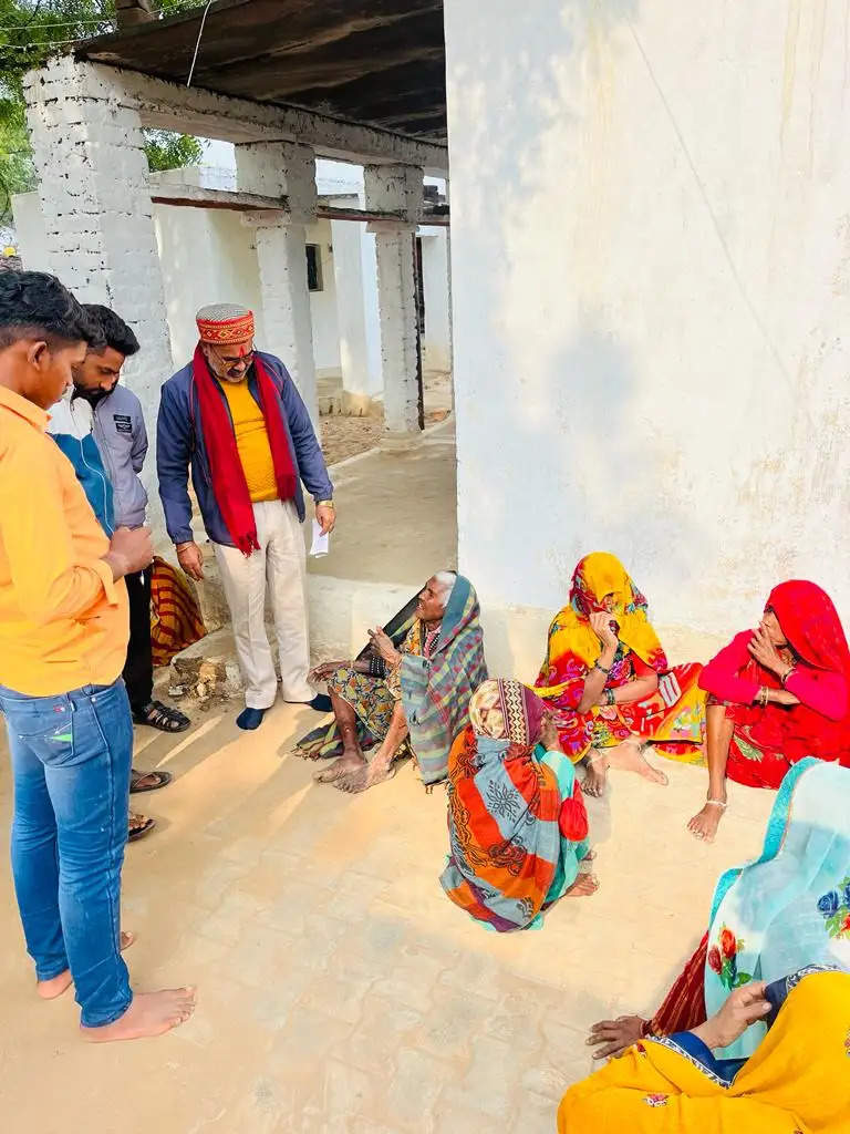 वनवासियों को प्राण प्रतिष्ठा का आमंत्रण दे रहे विहिप के कार्यकर्ता