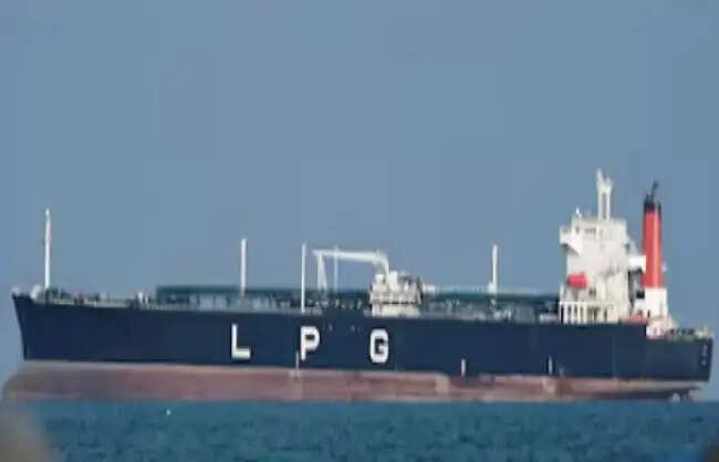 होर्मुज से एलपीजी लेकर गुजरात के मुंद्रा पोर्ट पहुंचा भारतीय जहाज शिवालिक