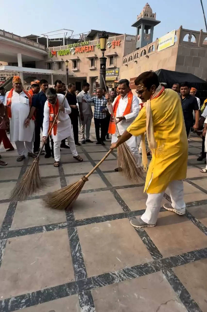 विधायक नीलकंठ तिवारी के वार्ड प्रवास कार्यक्रम में शामिल हुए जयवीर सिंह,सांसद नीरज शेखर