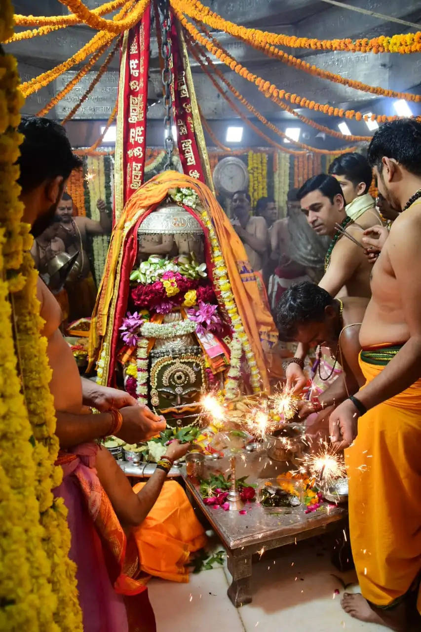 उज्जैन : सबसे पहले बाबा महाकाल के आंगन में मनी दीपावली, पुजारियों ने बाबा को करवाया अभ्यंग स्नान