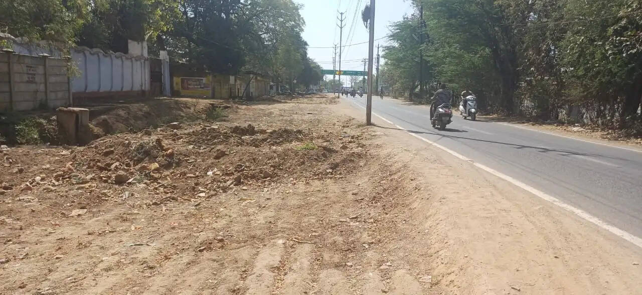 दमोह:बंद पड़ा मॉडल रोड का काम, जिम्मेदारों की उदासीनता पर उठे सवाल