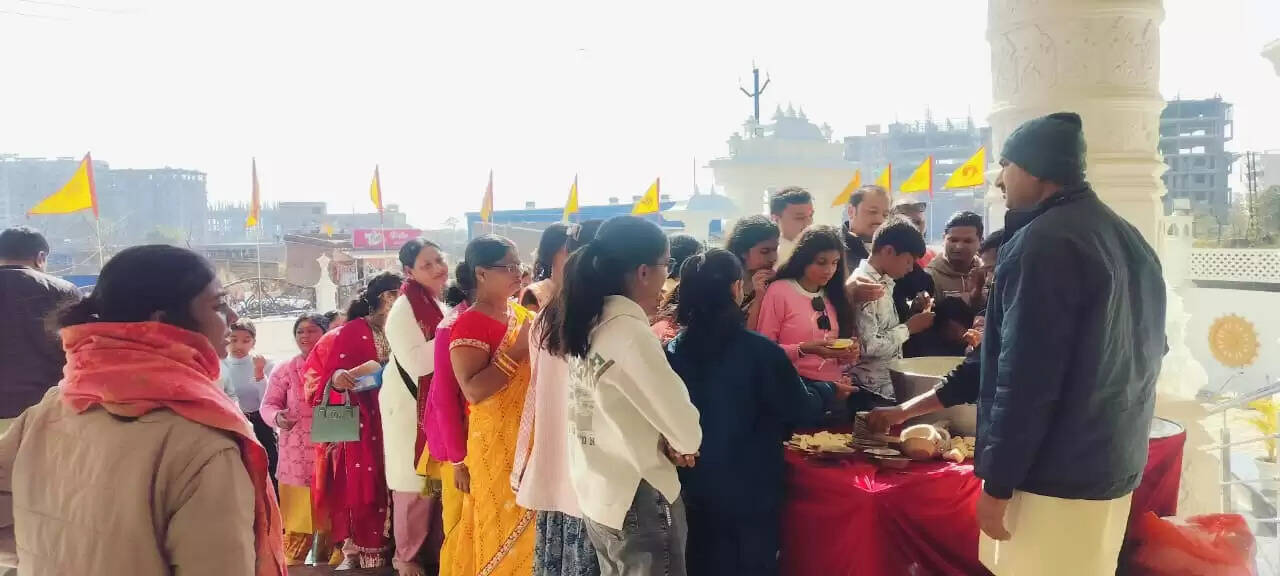 राधाकृष्‍ण मंदिर में हजाराें श्रद्धालूओं ने ग्रहण किया भोग