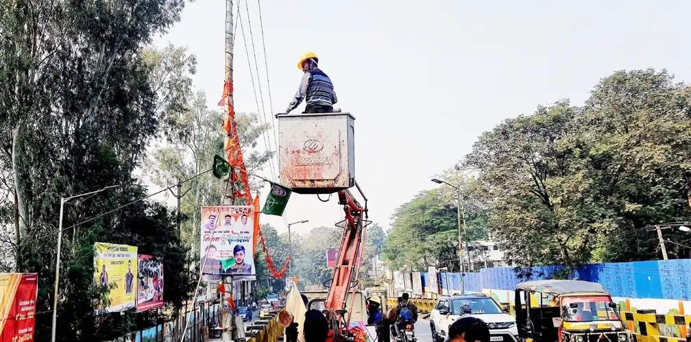 नगर निगम ने विद्युत पोल और सरकारी संपति से हटाए 400 बैनर पोस्टर