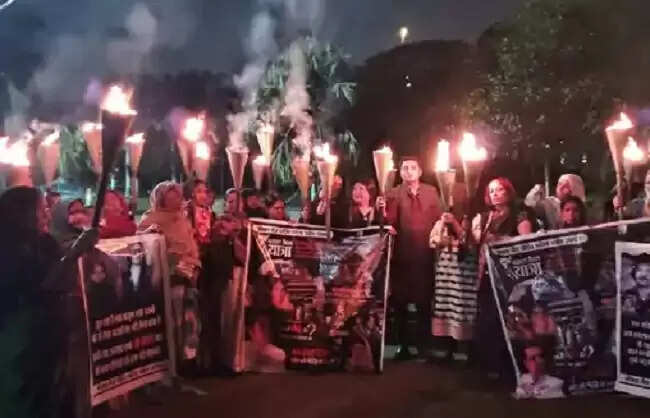 भोपाल गैस त्रासदी की 40वीं बरसी की पूर्व संध्या पर निकाली गई मशाल रैली