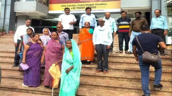 ग्वालियरः कलेक्टर ने वृद्धजनों को दिखाई हनुमान जी पर आधारित फिल्म हनुमान अंश