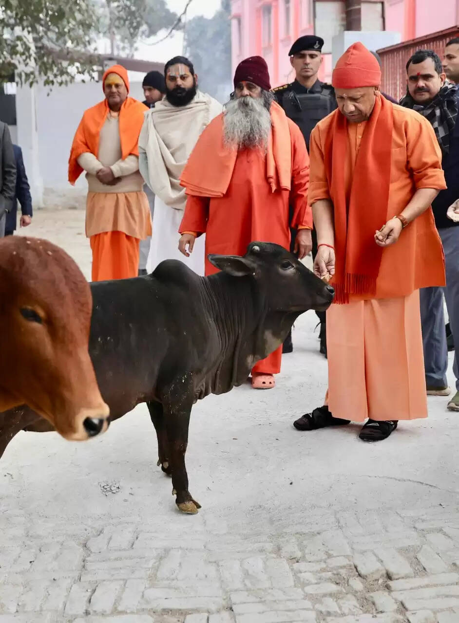 सीएम योगी ने जनता दर्शन में सुनी लाेगाें की समस्याएं , बोले- सबकी समस्या का निराकरण सरकार का संकल्प