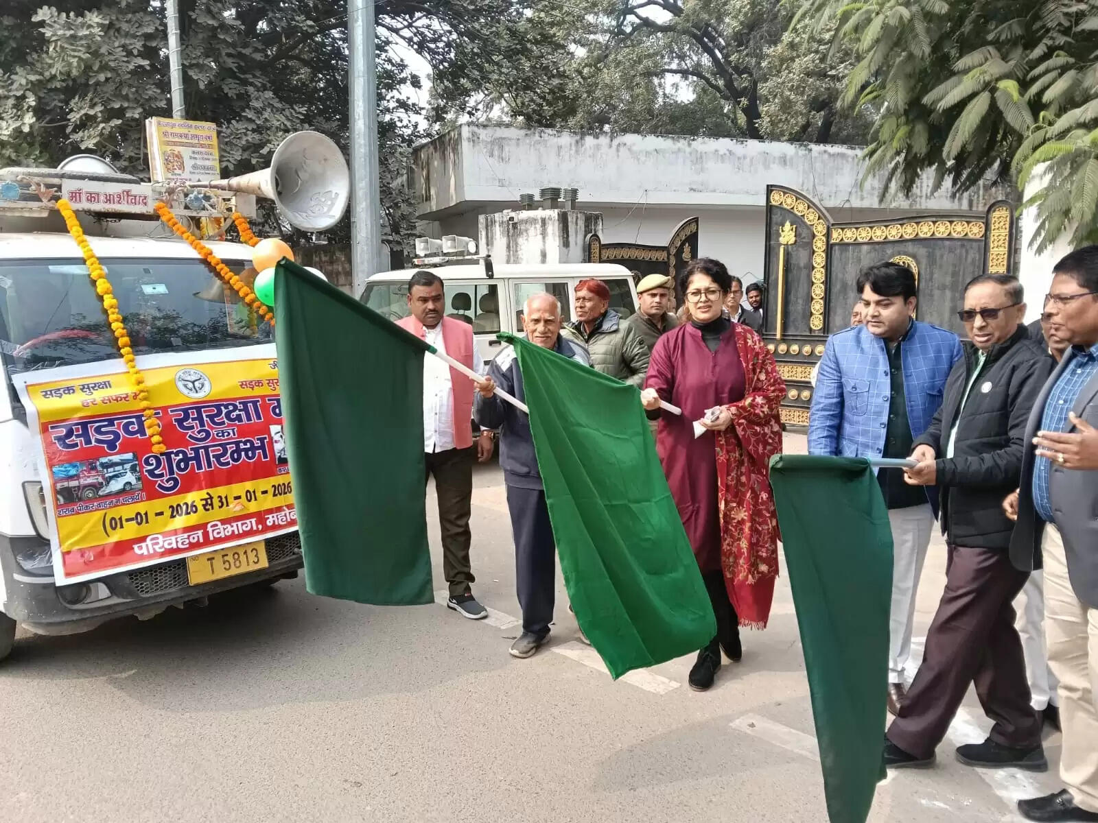 महोबा में डीएम ने लोगों को जागरूक करने प्रचार वाहन को दिखाई हरी झंडी