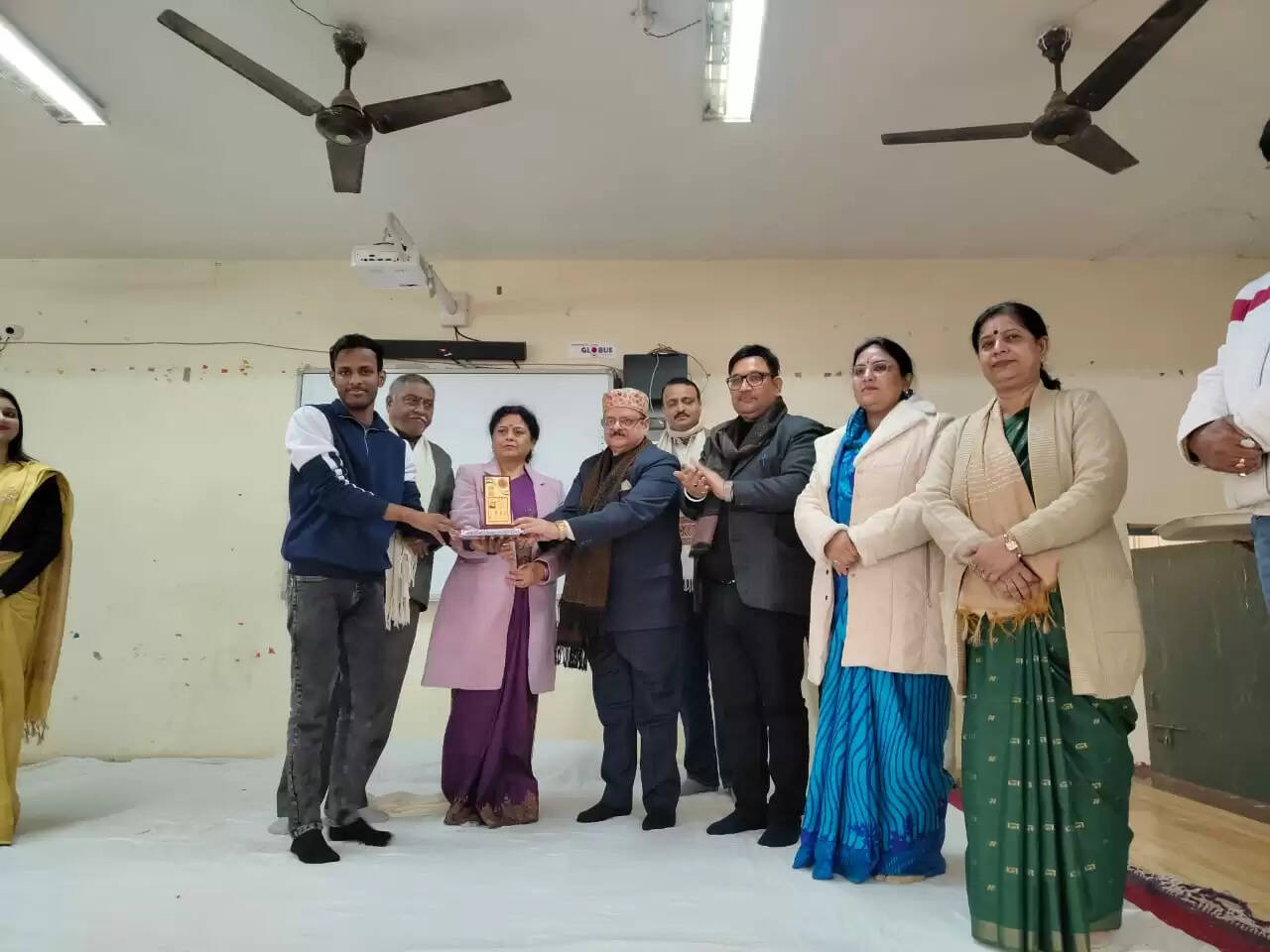 अटल जी की कविताओं में दिखती है भारतीय दर्शन की झांकी : डॉ कलीम कैसर