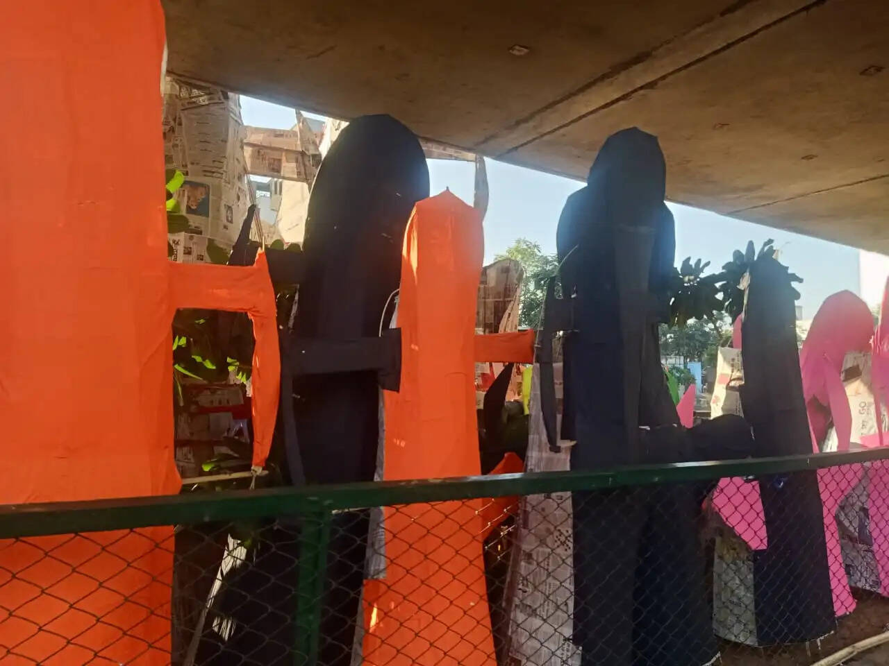 महंगाई और बारिश की चिंता के बीच तैयार हो रहे रावण के पुतले