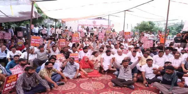 शराब ठेकेदारों का प्रदर्शन: रात 11 बजे तक दुकानें खोलने की मांग