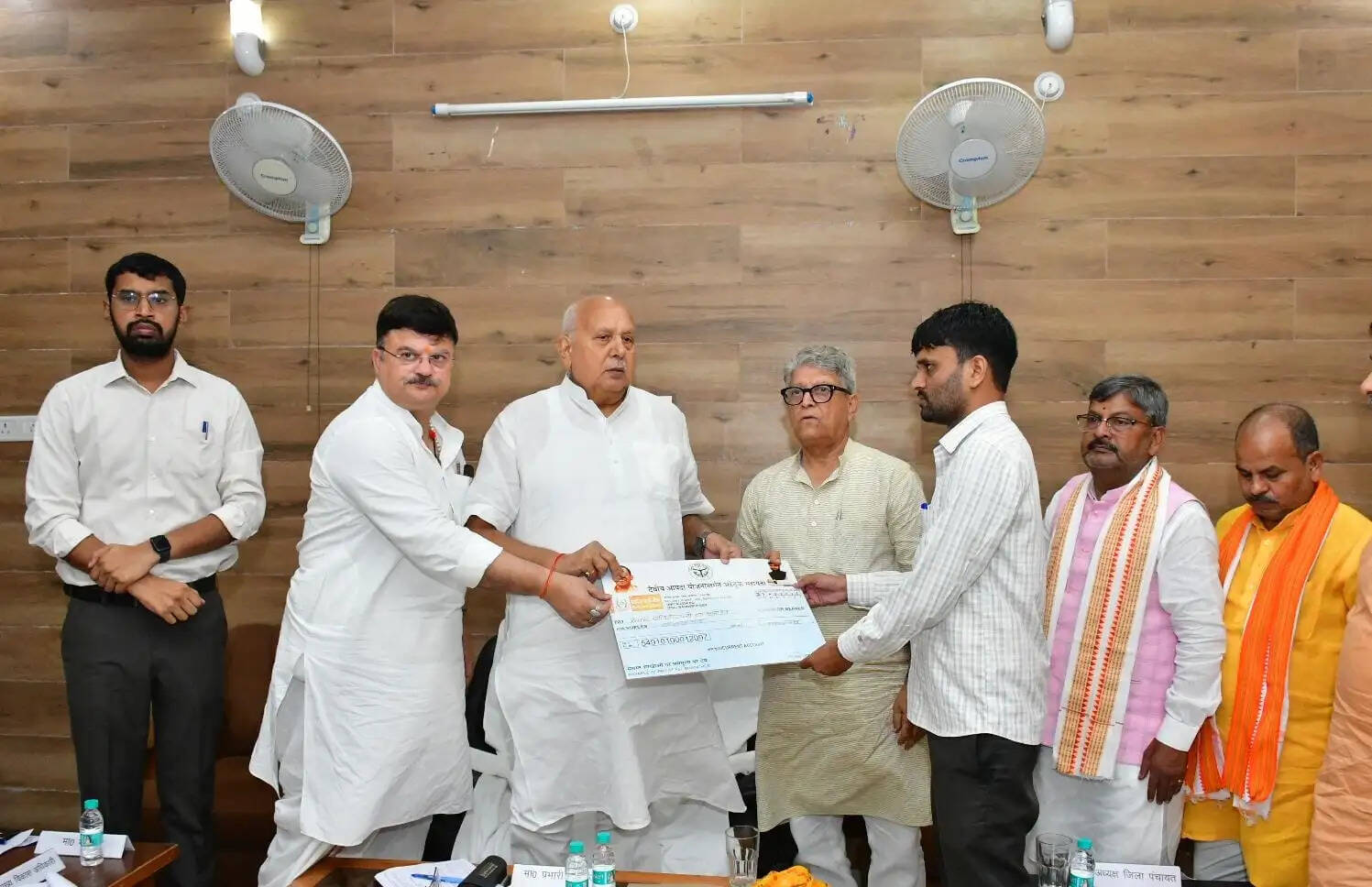 सीएम योगी के निर्देश पर आपदा पीड़ितों को तत्काल मिल रही राहत, 24 घंटे में चार-चार लाख की आर्थिक सहायता