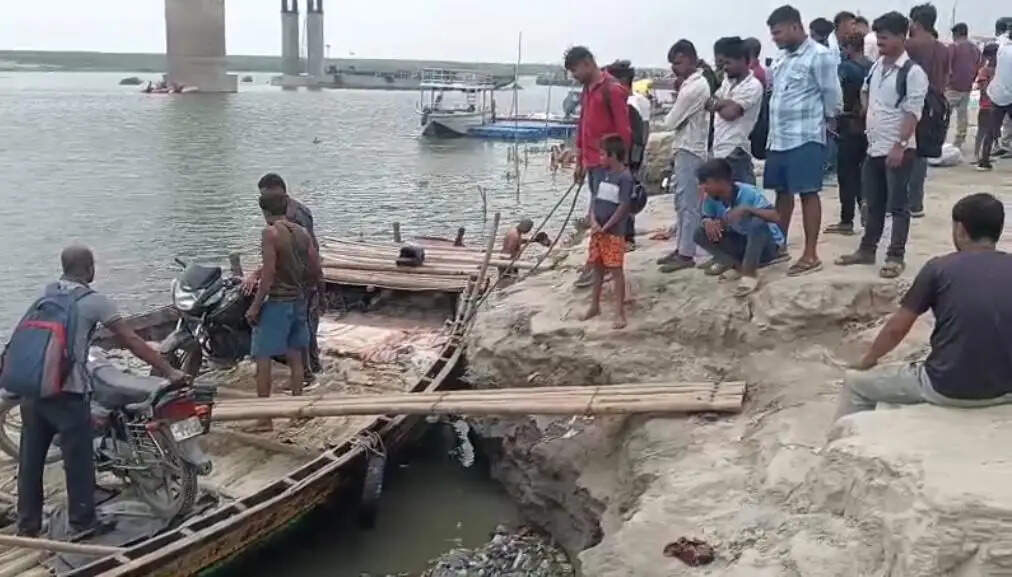 नाव ही बचा एकमात्र सहारा, नाविक वसूल रहे हैं मनमाना किराया