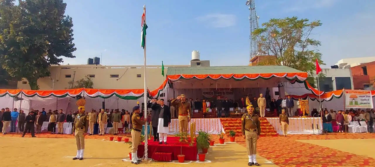 कृषि मंत्री चंद्र कुमार ने ऊना में किया ध्वज़ारोहण,शहीदों को किया याद