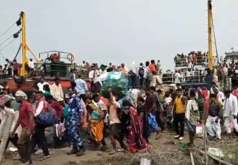 विक्रमशिला सेतु बंद होने से आयी आफत के बीच नाव पर महिला ने दिया बच्चे को जन्म