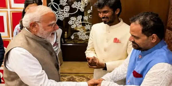 पीएम नरेन्द्र मोदी से मिले 'पंचायत' के चर्चित किरदार बिनोद और भूषण