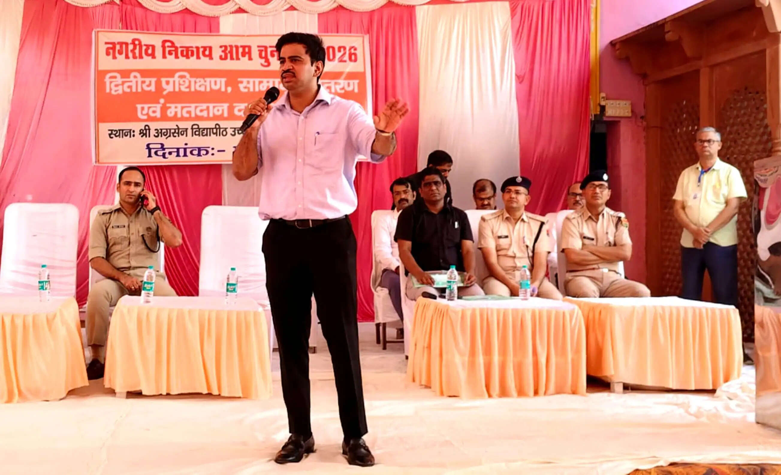 नगर निकाय चुनाव : द्वितीय चरण के मतदान के लिए पोलिंग पार्टियां रवाना
