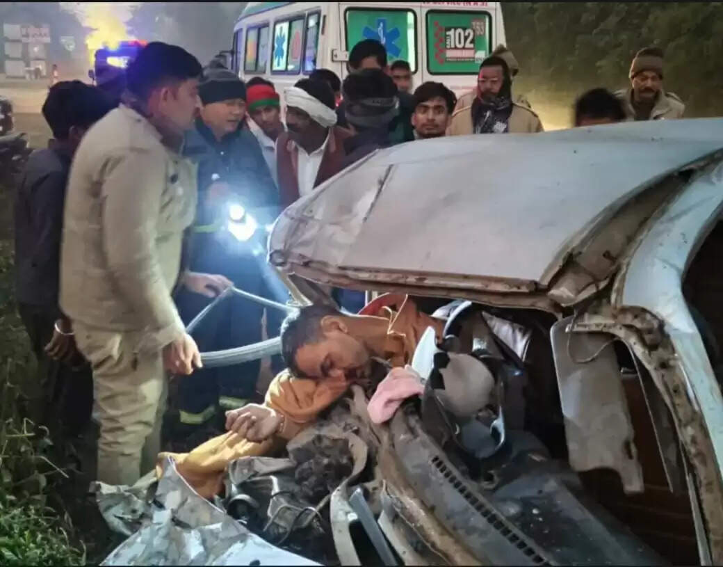 तेज रफ्तार अज्ञात वाहन ने मारी कार को टक्कर,दो की मौत, एक गंभीर