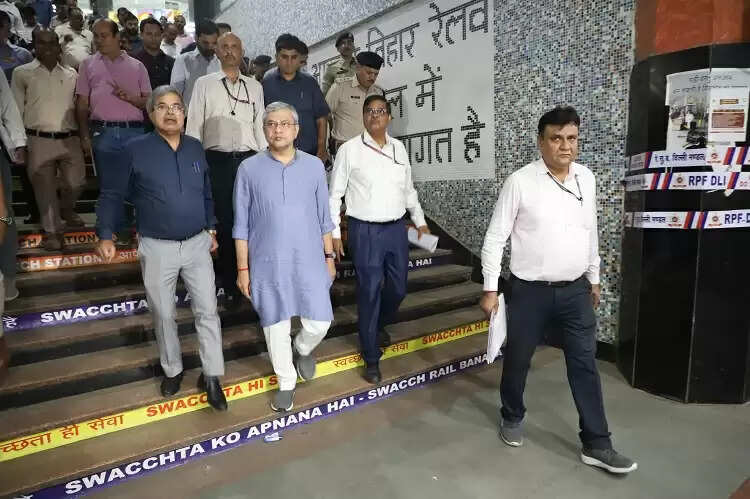 त्योहारी सीजन में भीड़ प्रबंधन का जायजा लेने आनंद विहार स्टेशन पहुंचे अश्विनी वैष्णव, यात्रियों से ली प्रतिक्रिया