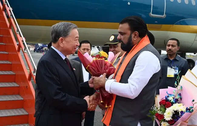 (अपडेट) वियतनाम के राष्ट्रपति का गयाजी में मुख्यमंत्री ने किया स्वागत, महाबोधि मंदिर में की पूजा-अर्चना
