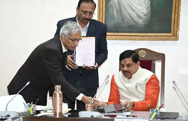 मप्रः मंत्रि-परिषद की बैठक में मंत्रियों को टैबलेट वितरत, ई-कैबिनेट एप्लीकेशन के संबंध में हुआ महत्वपूर्ण प्रेजेंटेशन