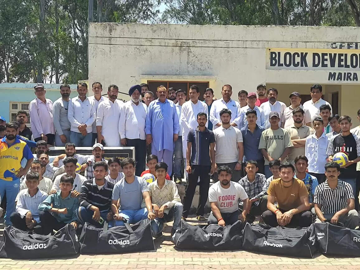 डीडीसी सुरेश शर्मा ने युवाओं को बांटी क्रिकेट, वॉलीबॉल किट्स, कहा-सामाजिक कुरीतियों से रहें कोसों दूर