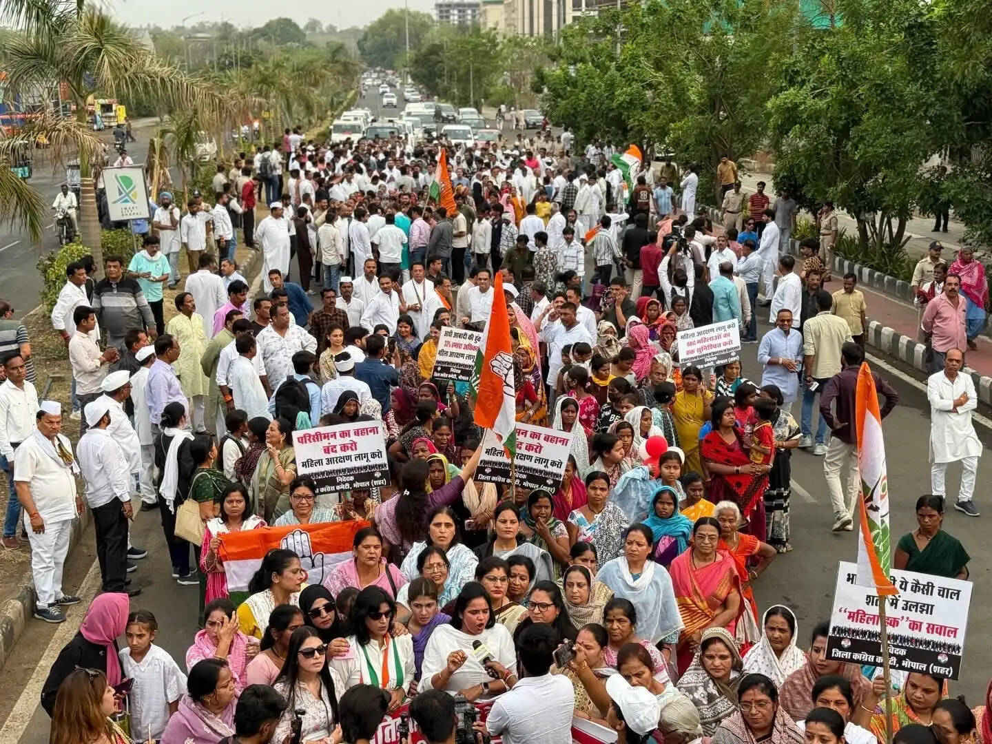 भोपाल में महिला आरक्षण के समर्थन में कांग्रेस का पैदल मार्च, भाजपा पर महिला विरोधी नीतियों का आरोप